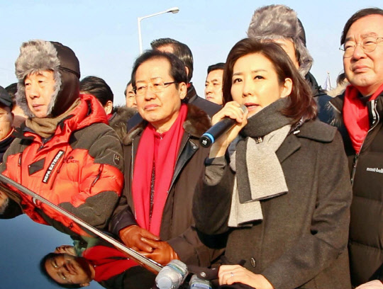 지난 2018년 2월25일 자유한국당 지도부와 국회의원들이 경기 파주 통일대교에 집결해 '천안함 폭침 주범' 김영철 북한 조선노동당 중앙위원회 부위원장의 방한을 저지하고 문재인 정부를 규탄하는 농성을 이틀째 벌였다. 김무성 전 새누리당 대표가 위원장을 맡은 '김영철 방한 저지 투쟁위원회'에서 먼저 밤샘 농성을 개시했고, 홍준표(앞줄 왼쪽 두번째) 대표와 김성태(왼쪽) 원내대표와 의원들이 대거 합류했다. 현장에서 나경원(오른쪽 두번째) 의원이 발언하고 있다.<나경원 전 국회의원 페이스북>